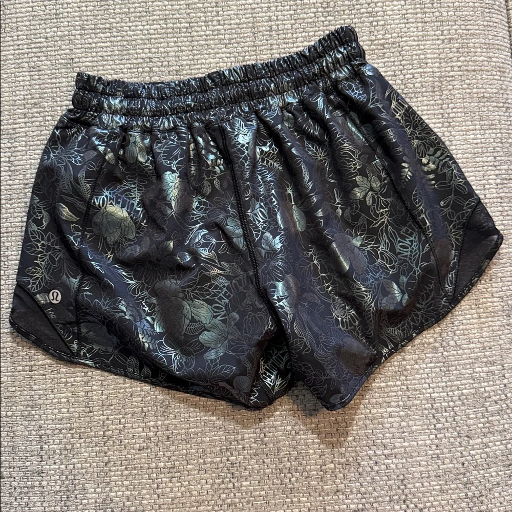 Lululemon Hotty‎ Hot Shorts Low Rise 4” Logo Flourish Black Iridescent Black sz4